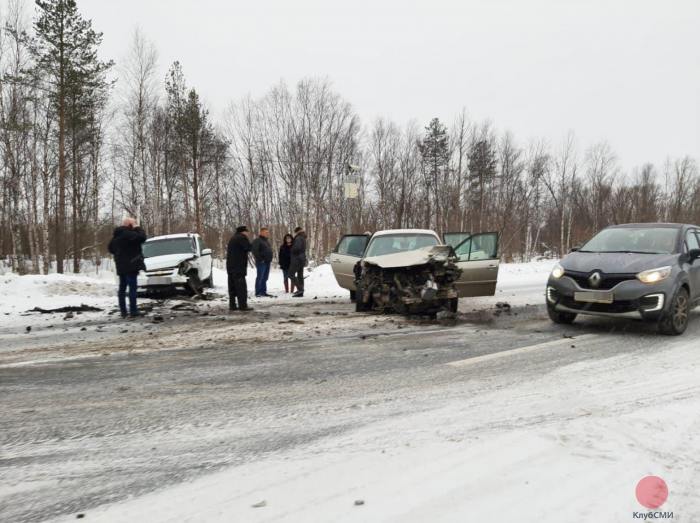 Сотрудники ДПС устанавливают обстоятельства дорожной аварии под Северодвинском